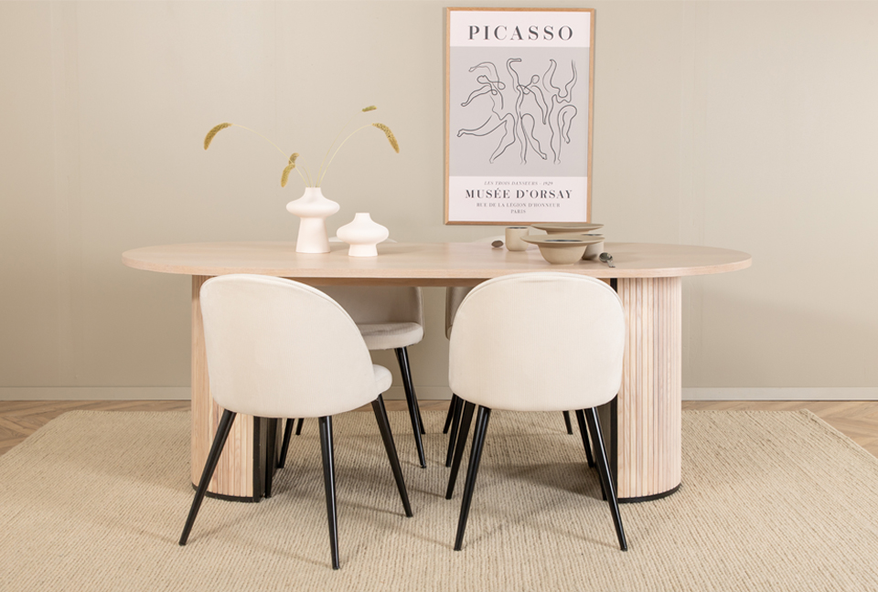 table de repas minimaliste et chaise en velours